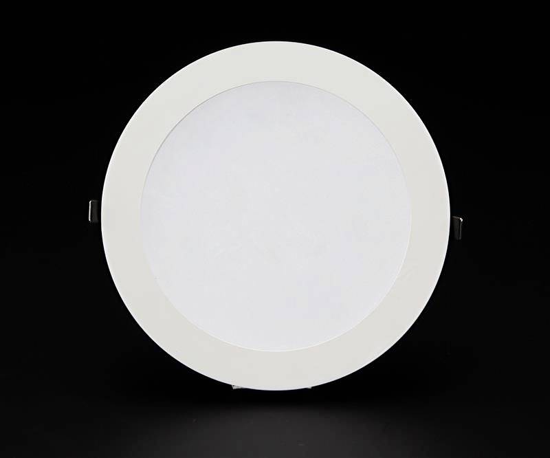 Runde weiße Lampe auf schwarzem Hintergrund, frontal abgebildet.