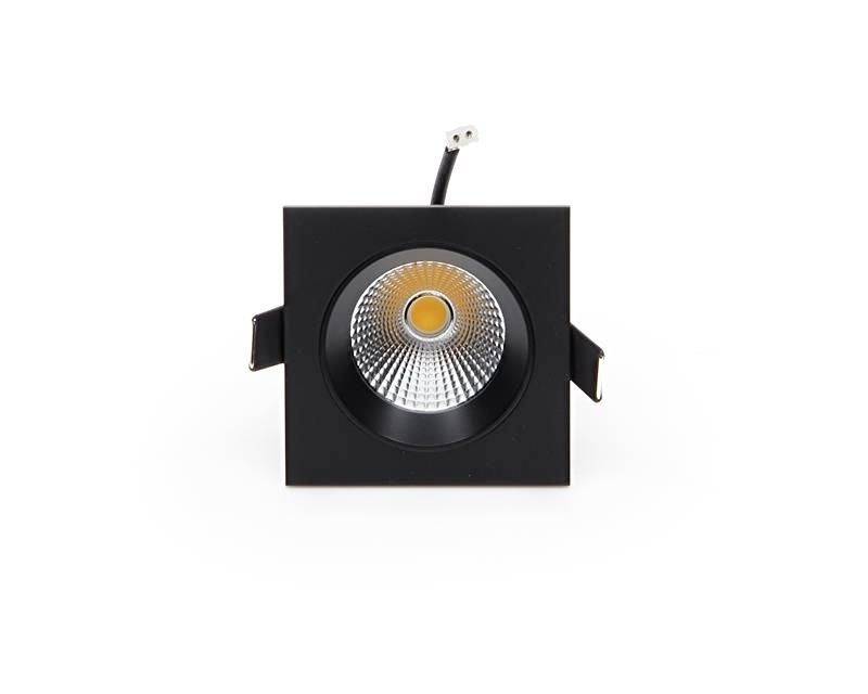 Ein einzelner quadratischer LED-Downlight-Spot in schwarzem Gehäuse mit einem Kabel oben, auf weißem Hintergrund.