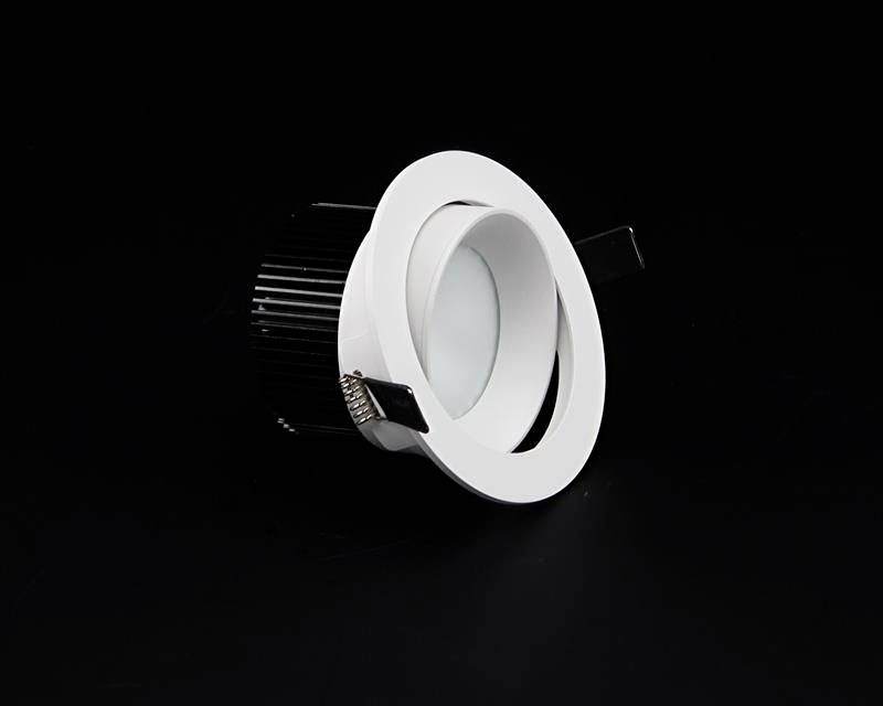 Ein drehbarer, runder LED-Deckeneinbaustrahler in Schwarz und Weiß auf schwarzem Hintergrund.