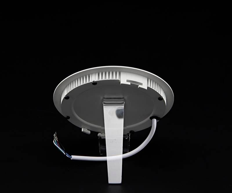 Ein rundes LED-Deckenlicht mit abnehmbarer Abdeckung, sichtbarem Anschlusskabel und Haltevorrichtung vor schwarzem Hintergrund.