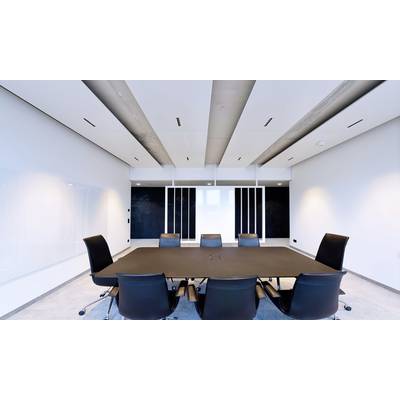 Moderner Konferenzraum mit großem rechteckigen Tisch, umgeben von acht schwarzen Bürostühlen, weiße Wände, minimalistisches Design.