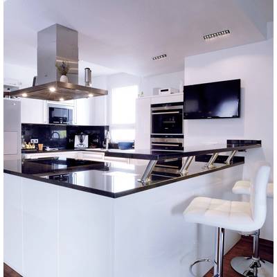 Moderne Küche mit einer Insel aus schwarzem Marmor, weißen Schränken und Barhockern. Helle Beleuchtung und eingebauter Backofen.