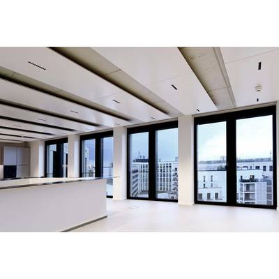 Blick aus einem modernen, offenen Büro mit großen Fenstern, die eine urbane Skyline bei bewölktem Himmel zeigen.