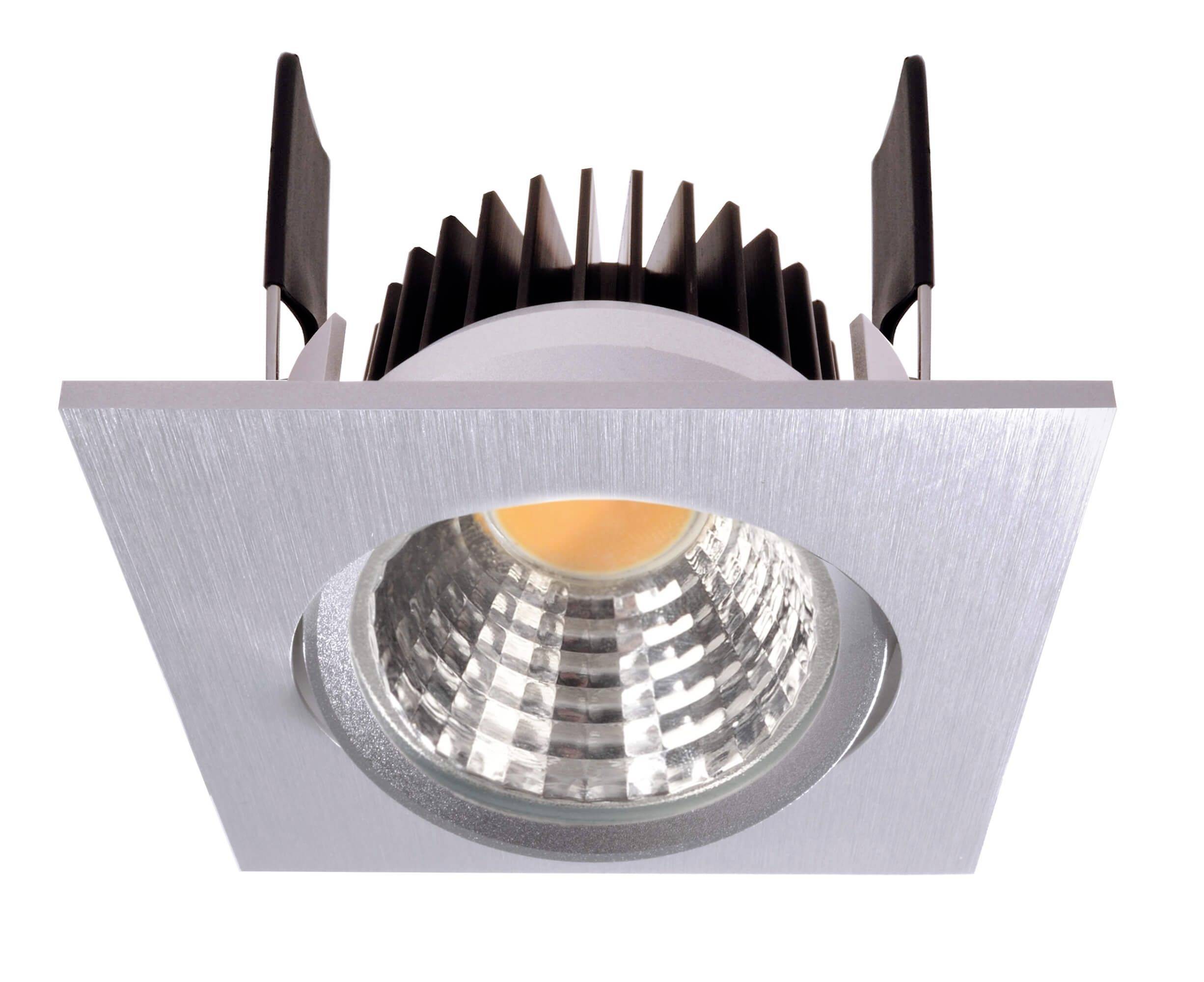 Quadratischer LED-Einbaustrahler mit silberner Fassung und geriffeltem Reflektor, geeignet für Deckenmontage in modernen Räumen.