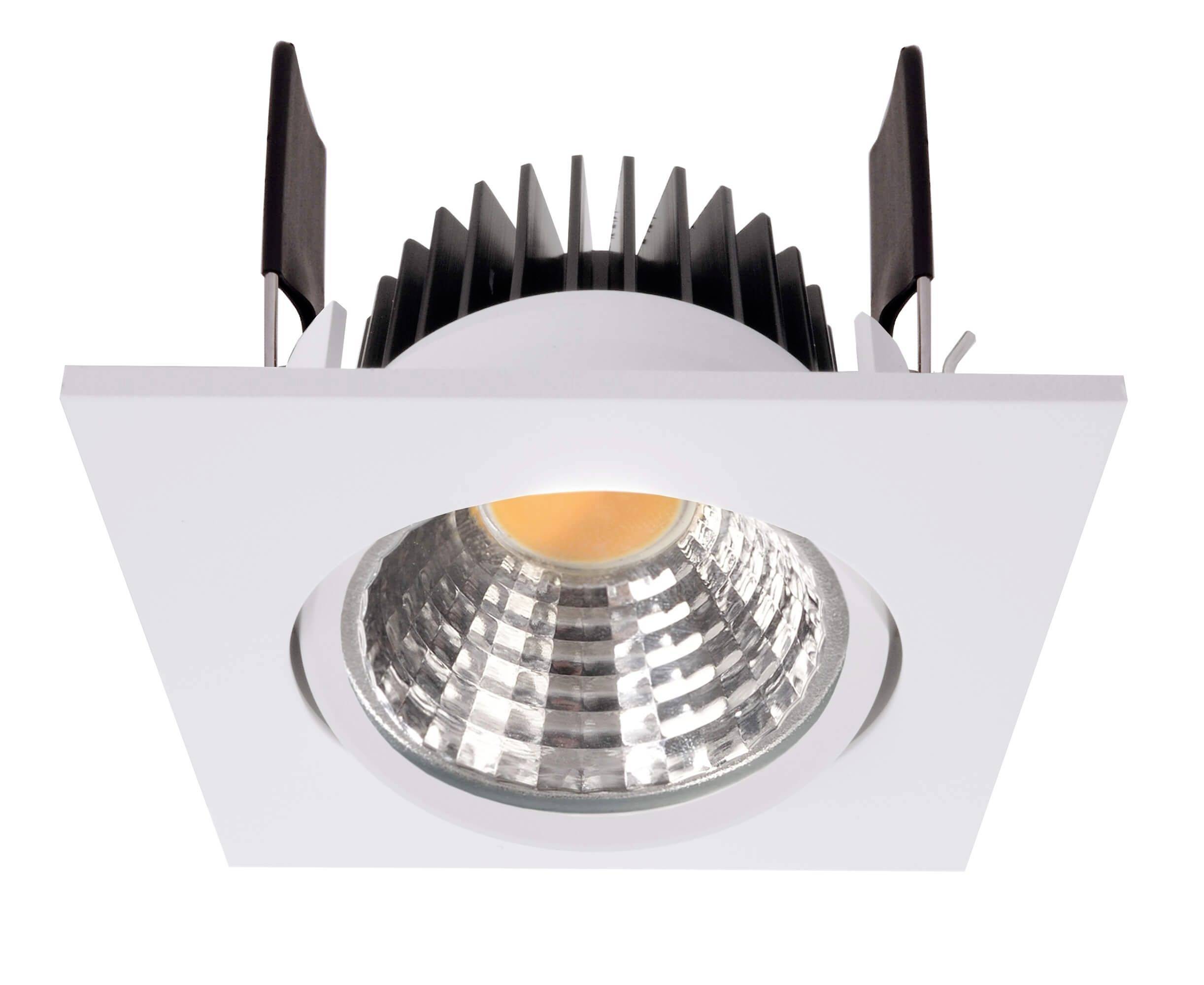 Ein quadratischer LED-Deckeneinbaustrahler mit silbernem Reflektor und Kühlrippen, geeignet für moderne Innenbeleuchtung.