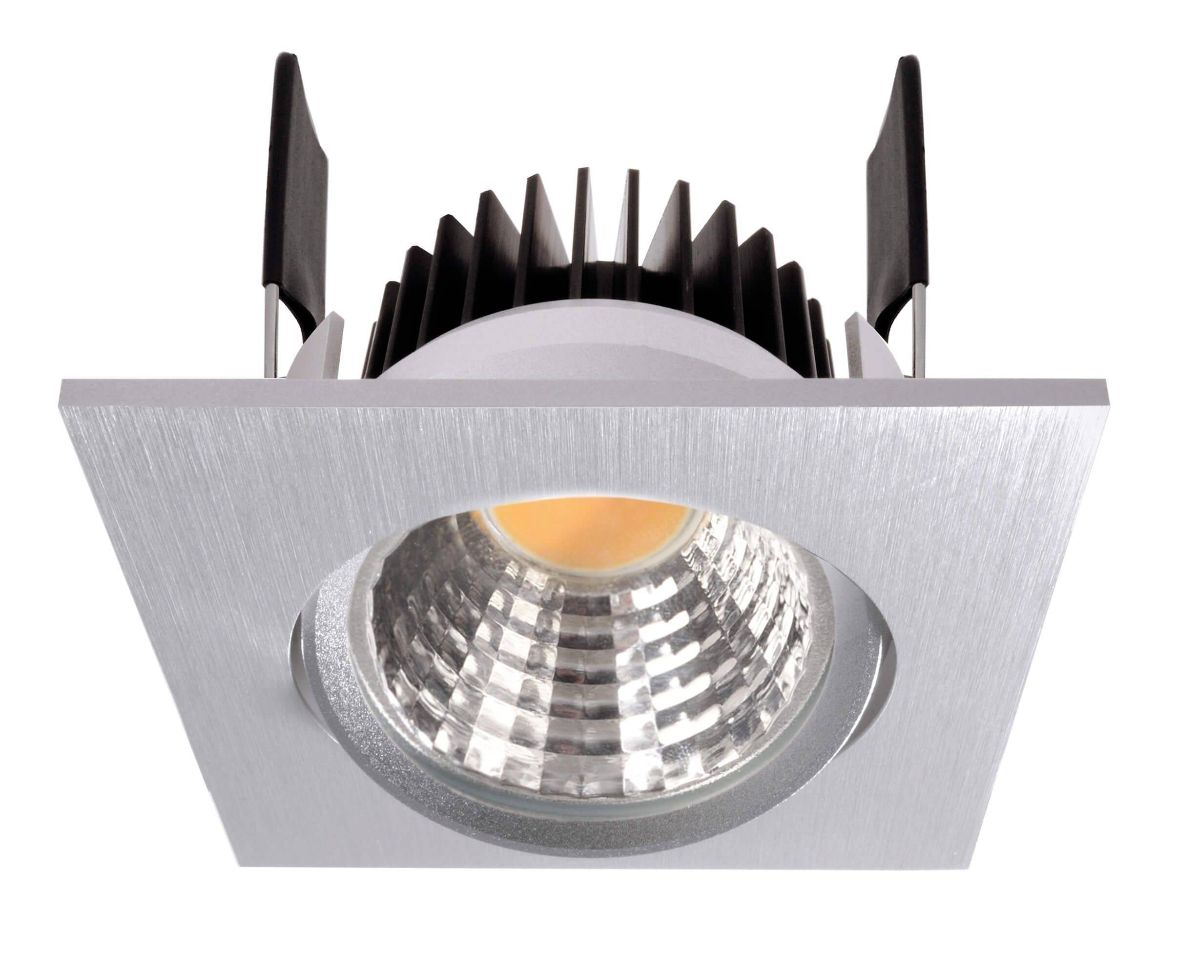 Einbauspot in quadratischer, silberner Fassung, mit sichtbarem Kühlrippen-Design und reflektierender Oberfläche.