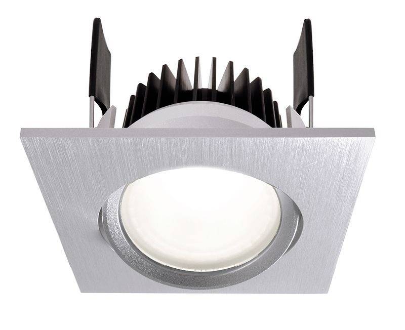 Ein quadratischer LED-Deckenspot in Metalloptik mit schwarzem Kühlkörper und einstellbarer Halterung.