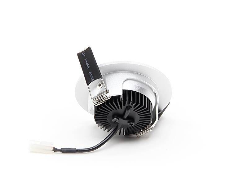 Ein LED-Downlight mit Kühlrippen und Anschlusskabel, geeignet für Einbauleuchten zur energieeffizienten Beleuchtung.