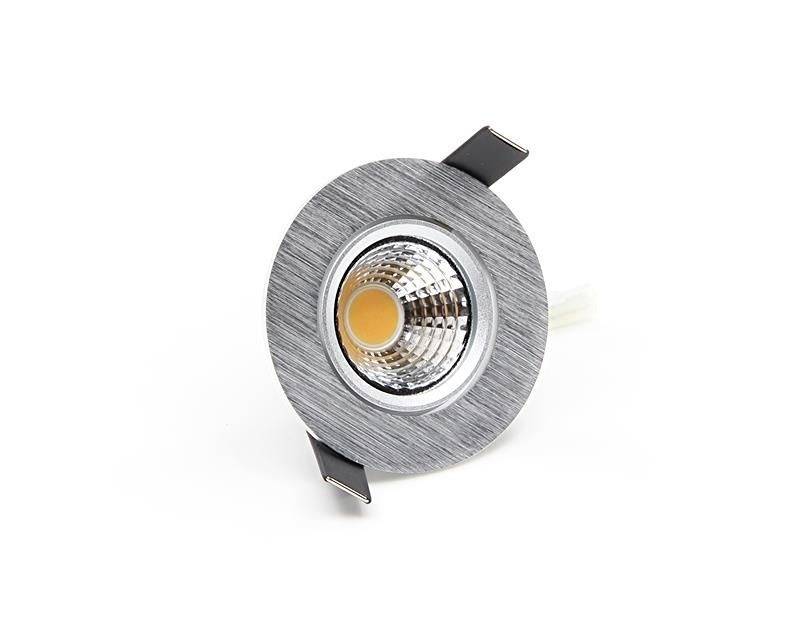 Ein runder LED-Spotstrahler in silberner Fassung mit reflektierender Oberfläche und zwei Befestigungsclips.