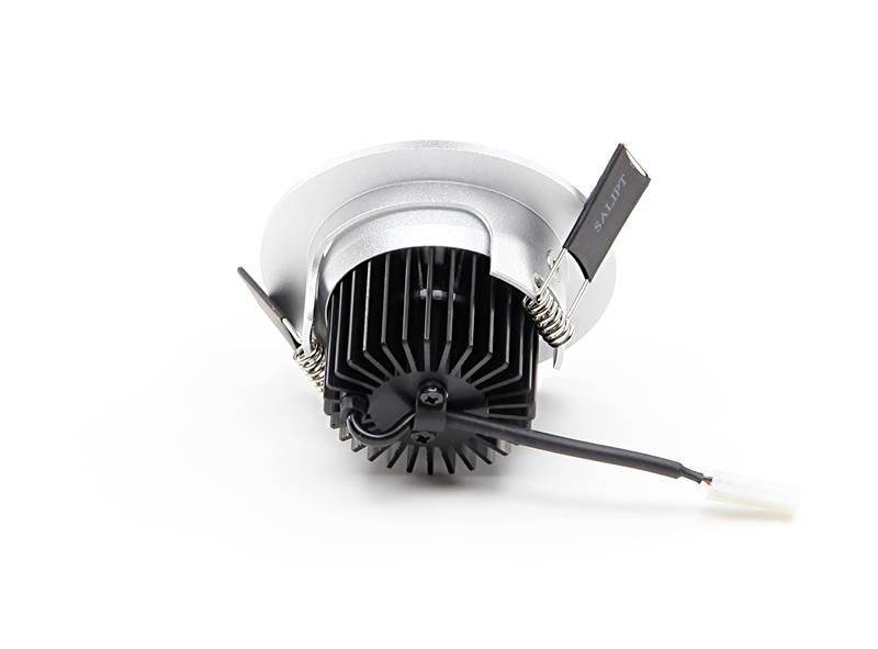 Ein runder LED-Downlight mit Kühlrippen und Kabelverbindung ist von unten fotografiert. Das Design betont Funktionalität und Wärmeableitung.