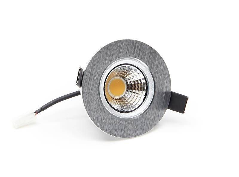 Runde LED-Einbauleuchte mit silbernem Rahmen und schwarzem Kabel, typisches Design für moderne Innenbeleuchtung.