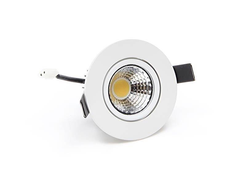 Ein runder LED-Deckenstrahler in Weiß mit metallischer Fassung und schwarzem Anschlusskabel, geeignet für die Installation in Decken.