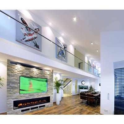 Modernes Wohnzimmer mit zweistöckigem Loft, Wandkunst, Kamin, großem TV und Esstisch; stilvoll eingerichtet mit Holzfußboden.