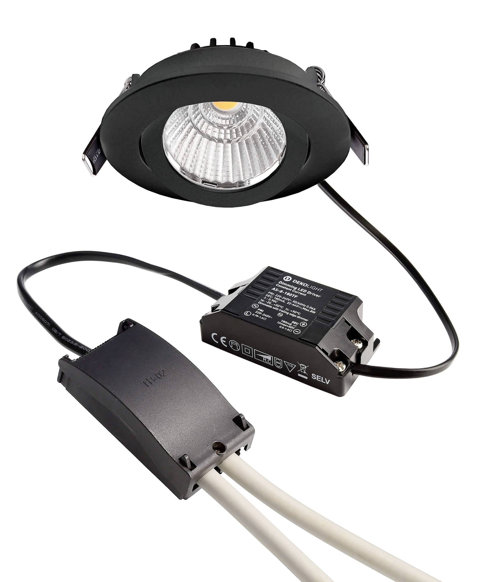 Ein schwarzer Einbauspot mit LED-Lichtquelle und zwei angeschlossenen Stromkabeln, verbunden mit einem schwarzen Trafo.