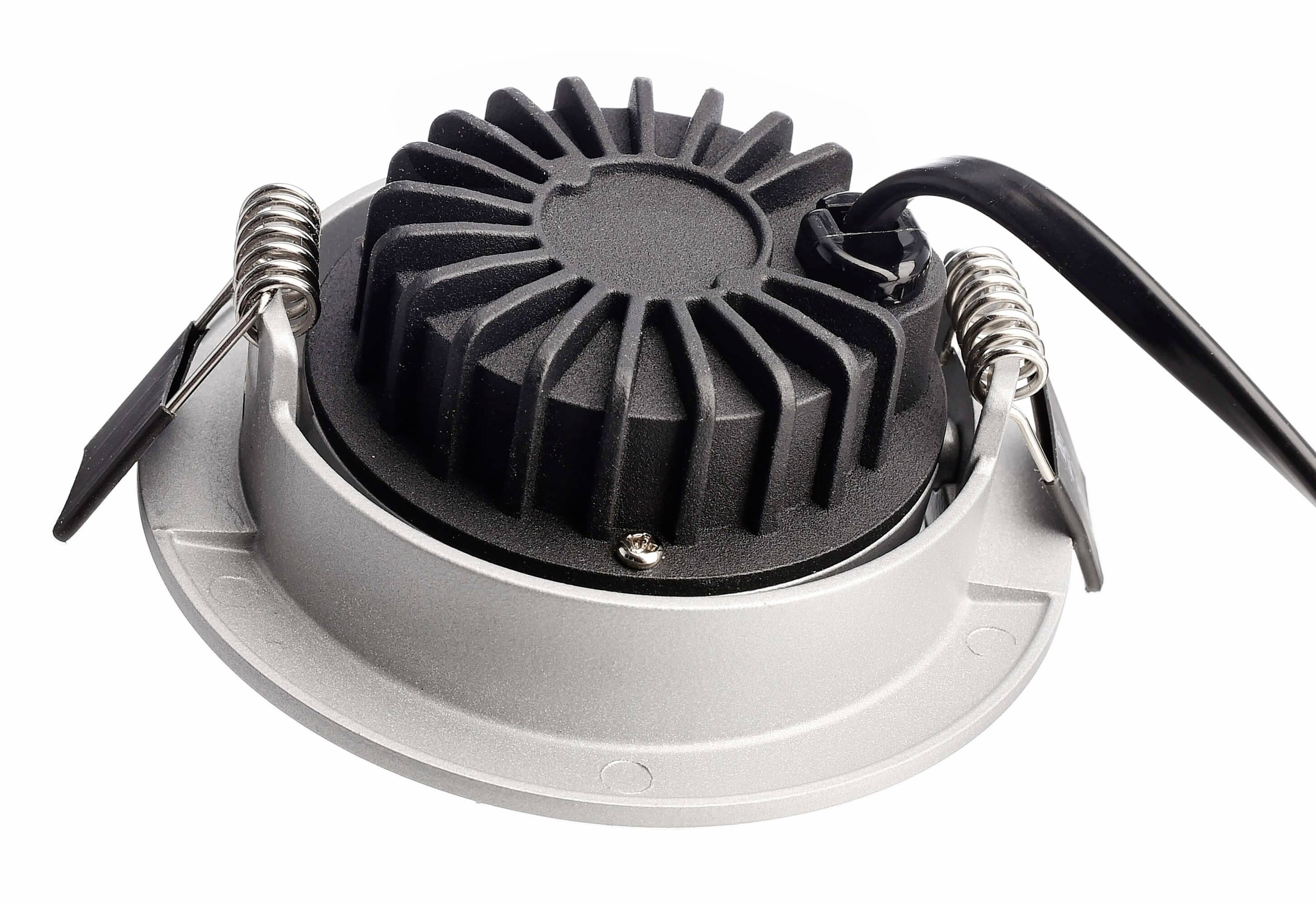 LED-Downlight von unten, zeigt Kühlkörper, Federclips und Kabel. Geeignet für Einbau in Decken, sorgt für effiziente Beleuchtung.