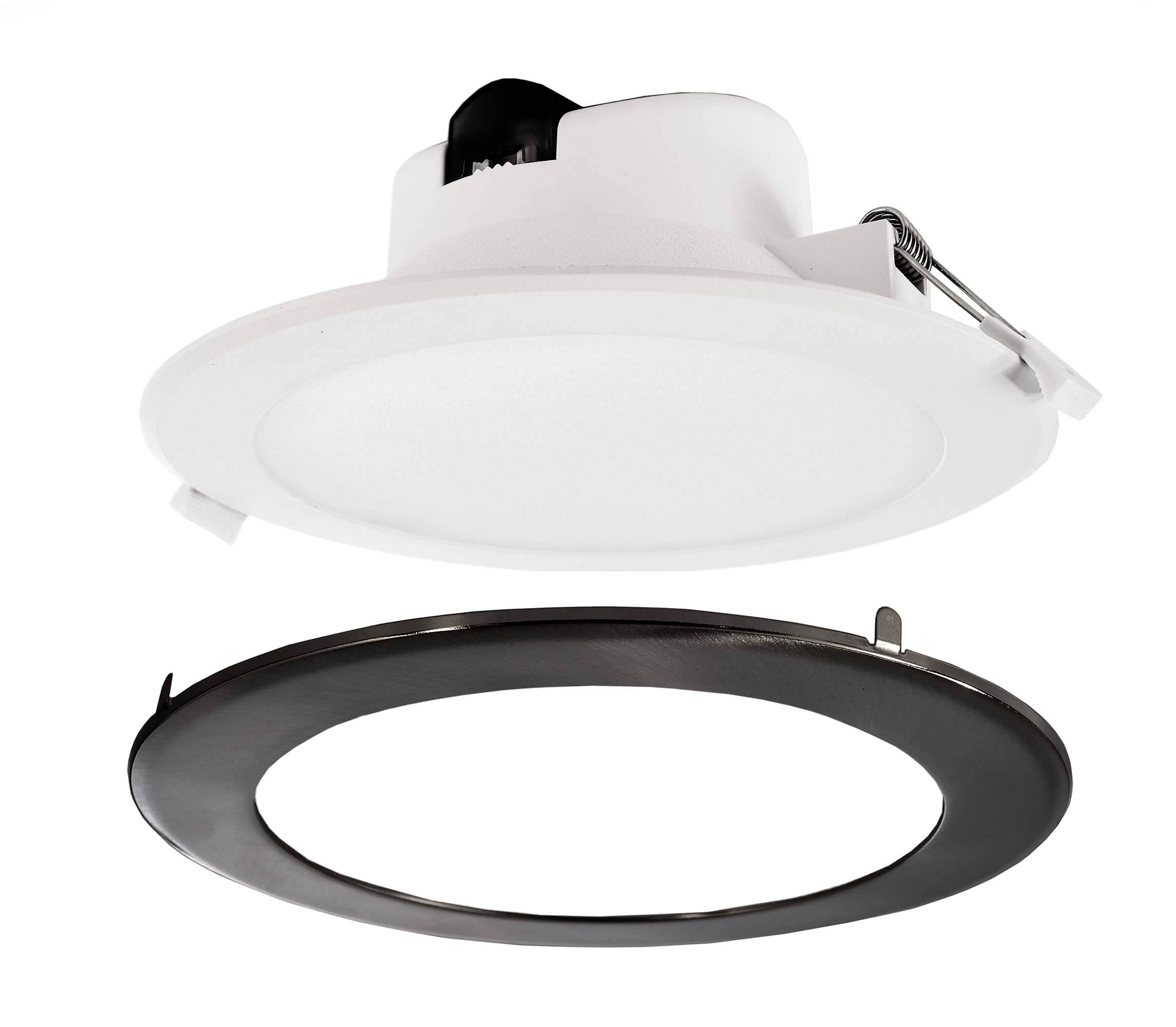 LED-Einbaustrahler mit abnehmbaren, dunklem Rahmen. Hauptteil oben, Rahmen unten. Geeignet für Deckenmontage.