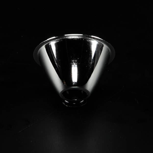 Ein glänzender, silberner Reflektor, der auf einem schwarzen Hintergrund liegt. Er hat eine konische Form mit einem breiten Rand.