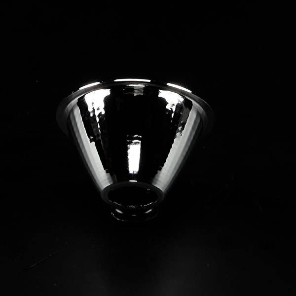 Ein glänzender, schwarzer Metalltrichter auf schwarzem Hintergrund, der Licht spiegelt und einen eleganten, minimalistischen Eindruck vermittelt.