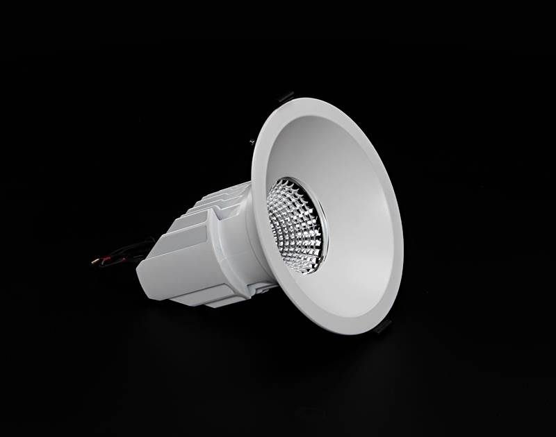 Ein weißer, runder LED-Deckenstrahler mit Metallreflektor auf schwarzem Hintergrund, zeigt Vorder- und Seitenansicht des Leuchtmittels.