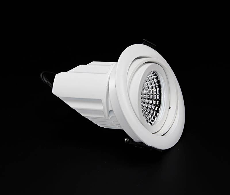 Eine weiße, runde LED-Einbauleuchte mit reflektierender Oberfläche, auf schwarzem Hintergrund, zeigt moderne Beleuchtungstechnik.