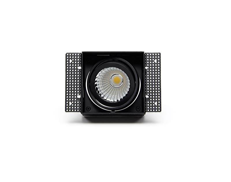 Ein quadratischer, schwenkbarer LED-Spot in schwarzem Gehäuse mit perforierten Seitenflügeln, zentral montierte Lichtquelle.