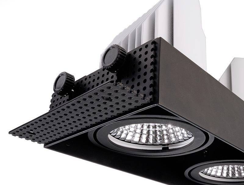 Ein schwarzer Deckeneinbauscheinwerfer mit zwei runden LED-Lampen und verstellbaren Elementen, geeignet für moderne Innenbeleuchtung.