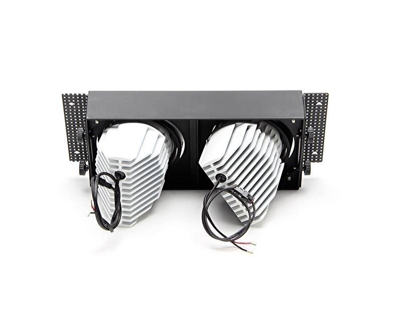 Zwei schwarze LED-Scheinwerfer mit Kühlkörpern und Kabeln sind auf einem rechteckigen Montagerahmen befestigt, Ansicht von oben.