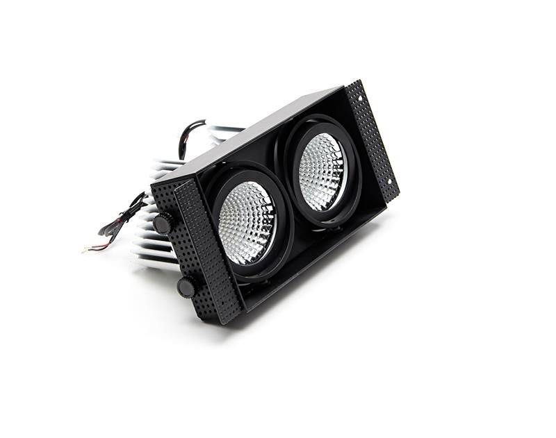 Ein rechteckiger LED-Strahler in Schwarz mit zwei runden Leuchten, geeignet für Deckenmontage. Ideal für Akzentbeleuchtung.