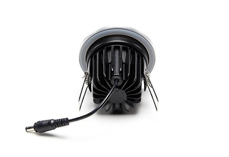Ein schwarzer LED-Spot mit Kabel und Stecker, abgebildet von hinten. Der Spot hat Kühlrippen und seitliche Clips zur Befestigung.