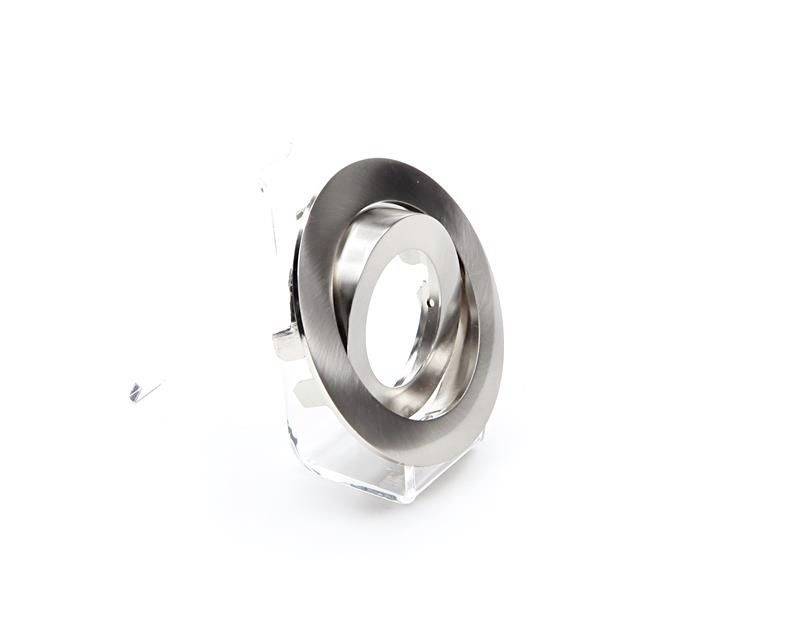Metallring mit polierter Oberfläche, liegt auf weißem Hintergrund. Der Ring scheint aus Edelstahl zu bestehen und hat ein schlichtes Design.
