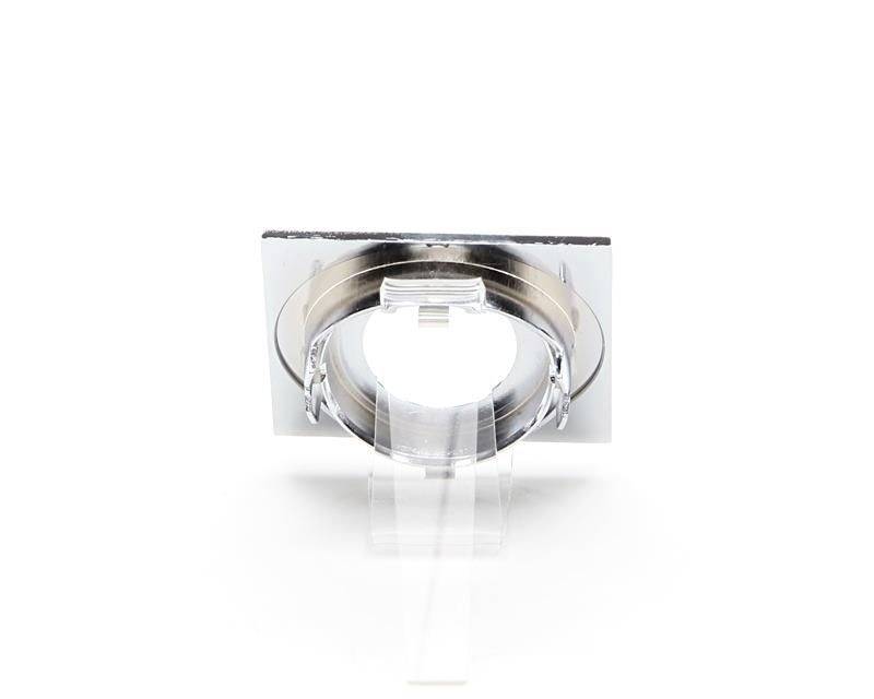 Ein transparenter Kunststoffhalter steht aufrecht und hält einen runden Metallring vor einem weißen Hintergrund.