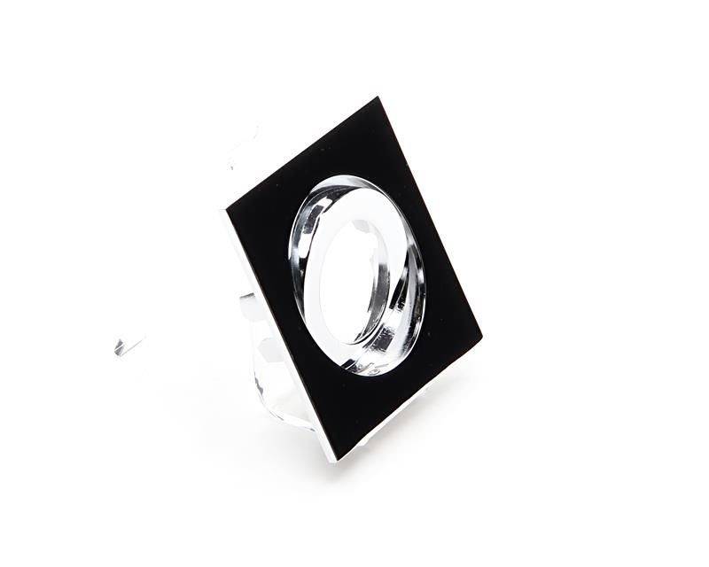 Ein quadratischer Deckenstrahler mit schwarzem Rahmen und verstellbarem Chromring, geeignet für moderne Lichtinstallationen.
