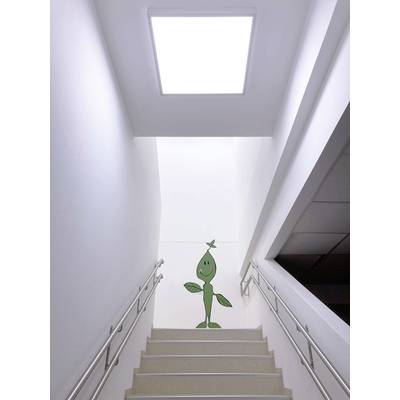 Eine grüne, cartoonartige Pflanze mit Gesicht steht oben auf einer Treppe in einem modernen Gebäude, darunter ein weiß erleuchtetes Deckenpanel.