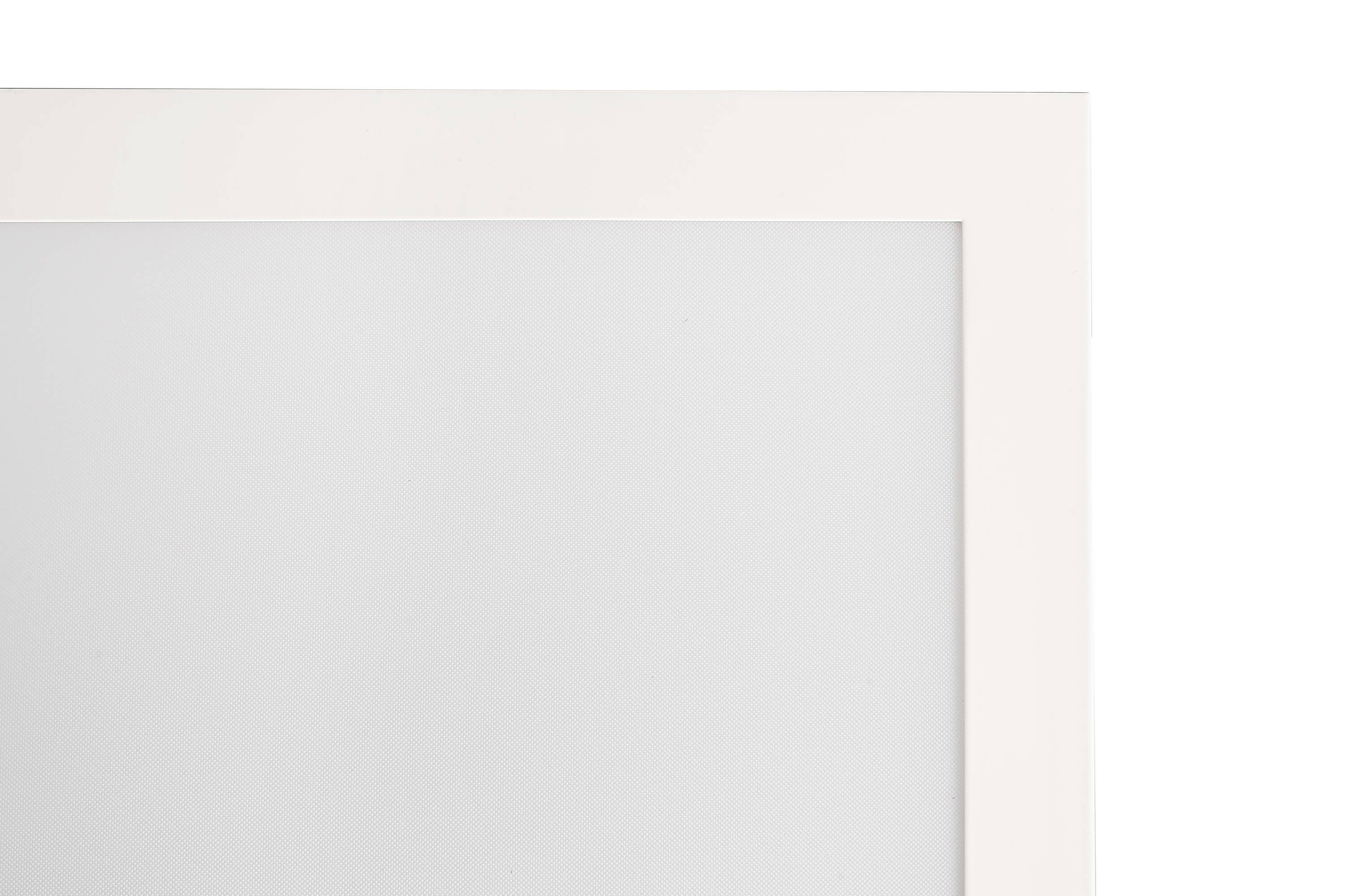 Ein weißer, leerer Bilderrahmen vor einem grauen Hintergrund.