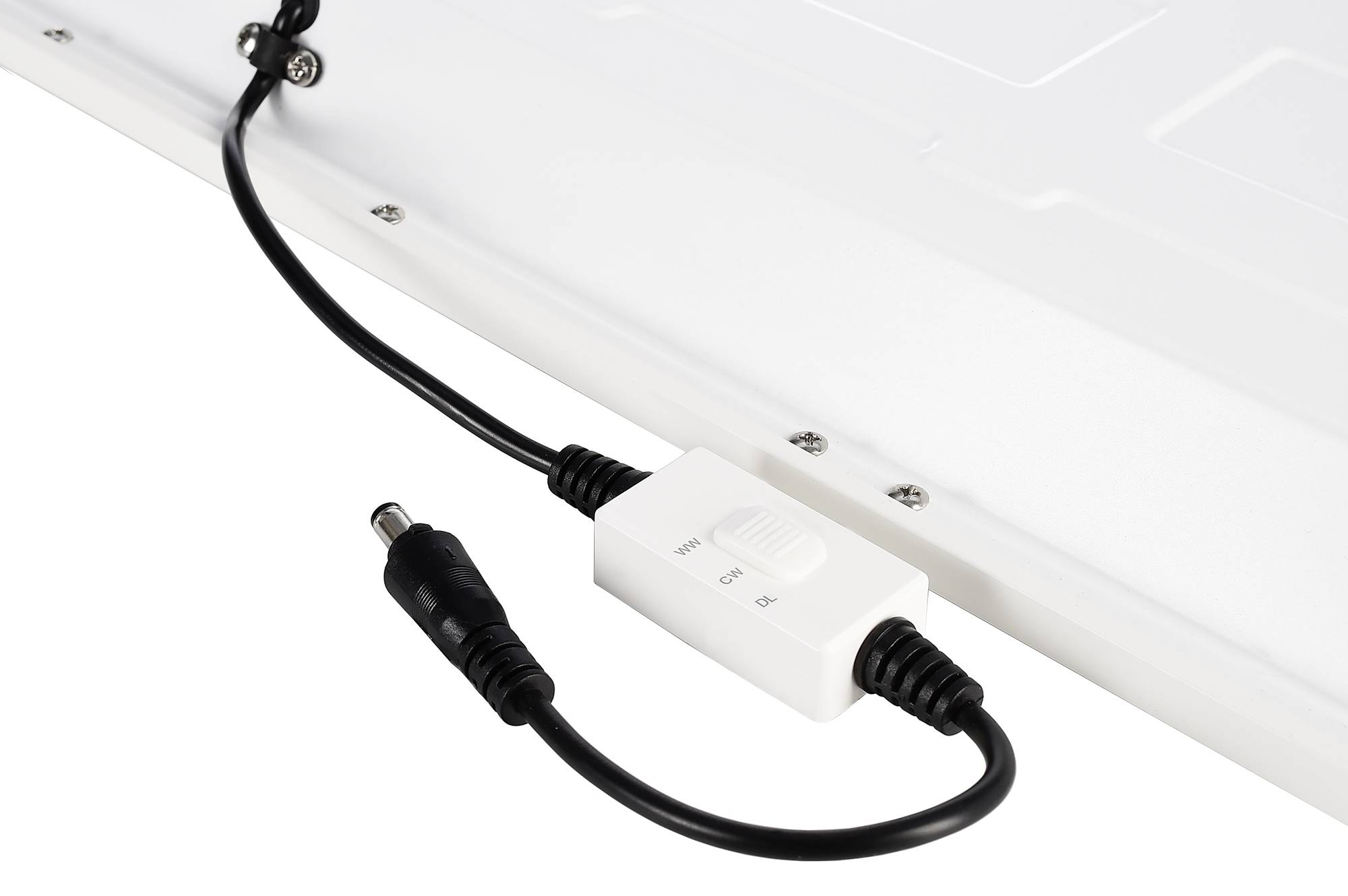Ein weißer, rechteckiger LED-Panel-Dimmer mit Kippschalter und schwarzem Kabel, verbunden mit einem weißen Paneel.