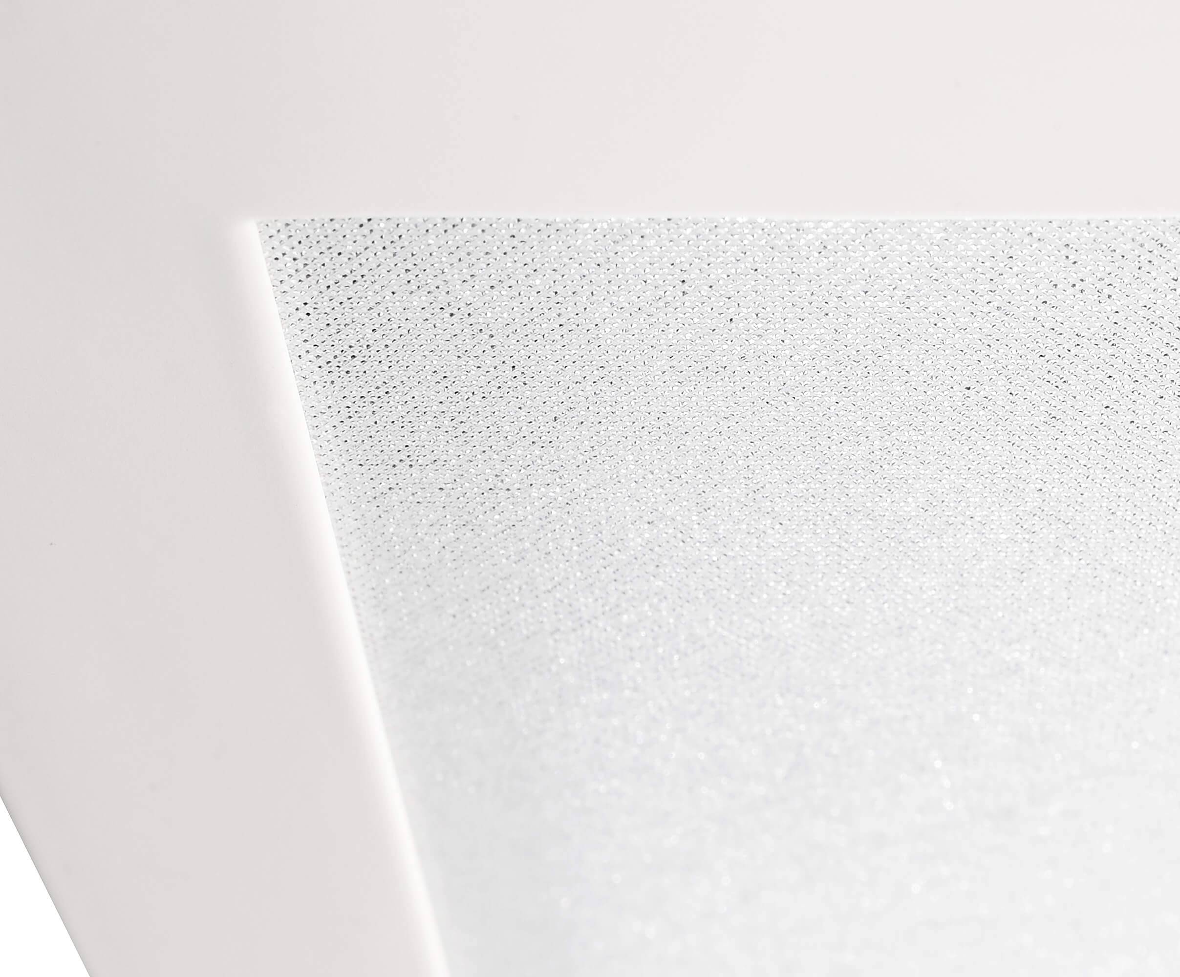 Nahaufnahme einer weißen, texturierten Oberfläche mit leichtem Schimmer. Die Oberfläche wirkt rau und hat ein geometrisches Muster.