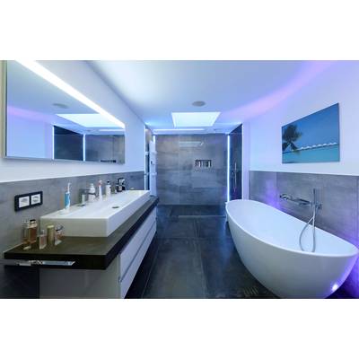 Modernes Badezimmer mit freistehender Badewanne, großem Waschbecken und blauer LED-Beleuchtung. Ein Strandbild hängt an der Wand.