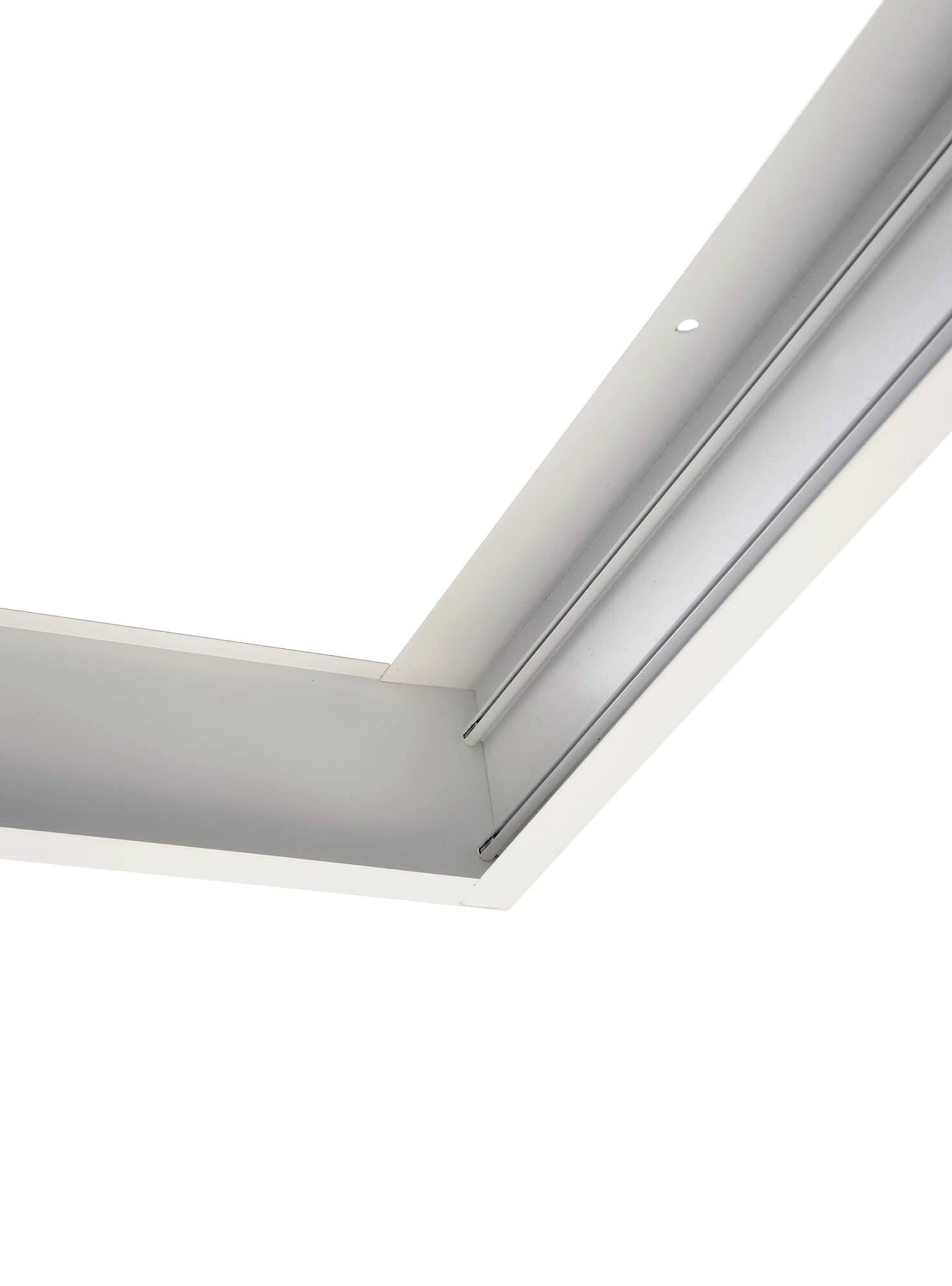 Graue Decke mit integrierter Beleuchtung, perspektivisch von unten betrachtet, zeigt moderne Architektur und minimalistisches Design.