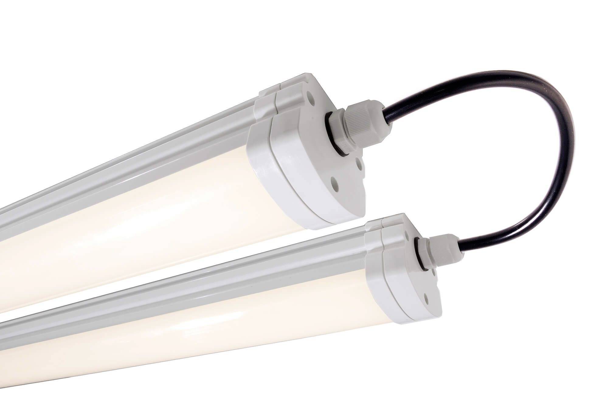 Zwei lange, zylindrische LED-Leuchten mit einem Verbindungskabel, geeignet für die Deckenmontage in industriellen oder gewerblichen Umgebungen.