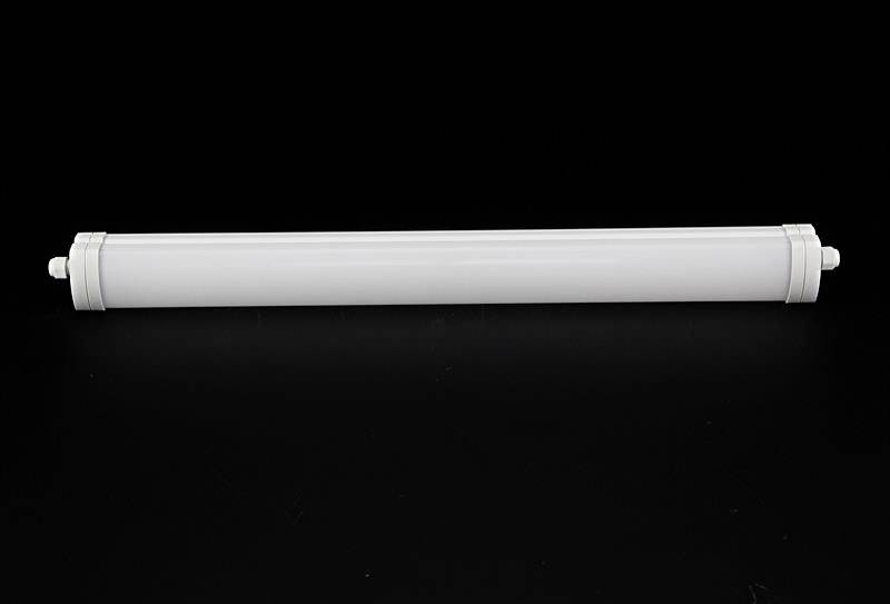 Eine weiße, längliche LED-Röhre vor einem schwarzen Hintergrund, liegend. Beleuchtungsprodukt für Innenräume, energiesparend.