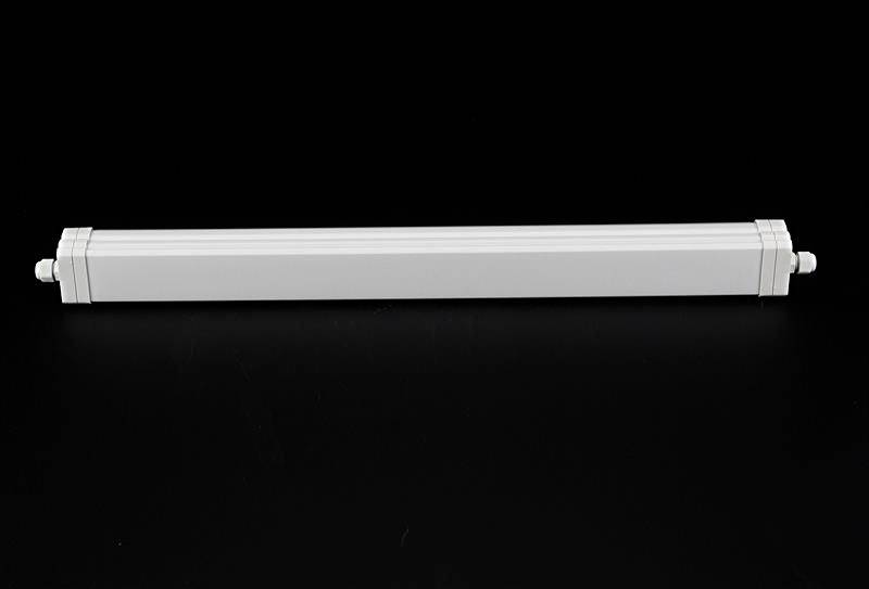 Ein langer, rechteckiger, weißer Lichtbalken liegt horizontal auf schwarzem Hintergrund.