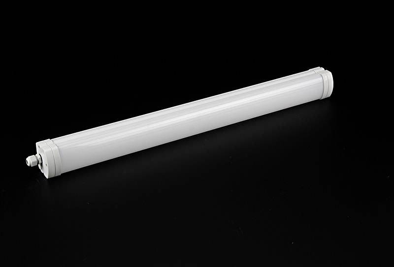 Einzelne LED-Röhre mit weißem Gehäuse auf schwarzem Hintergrund.