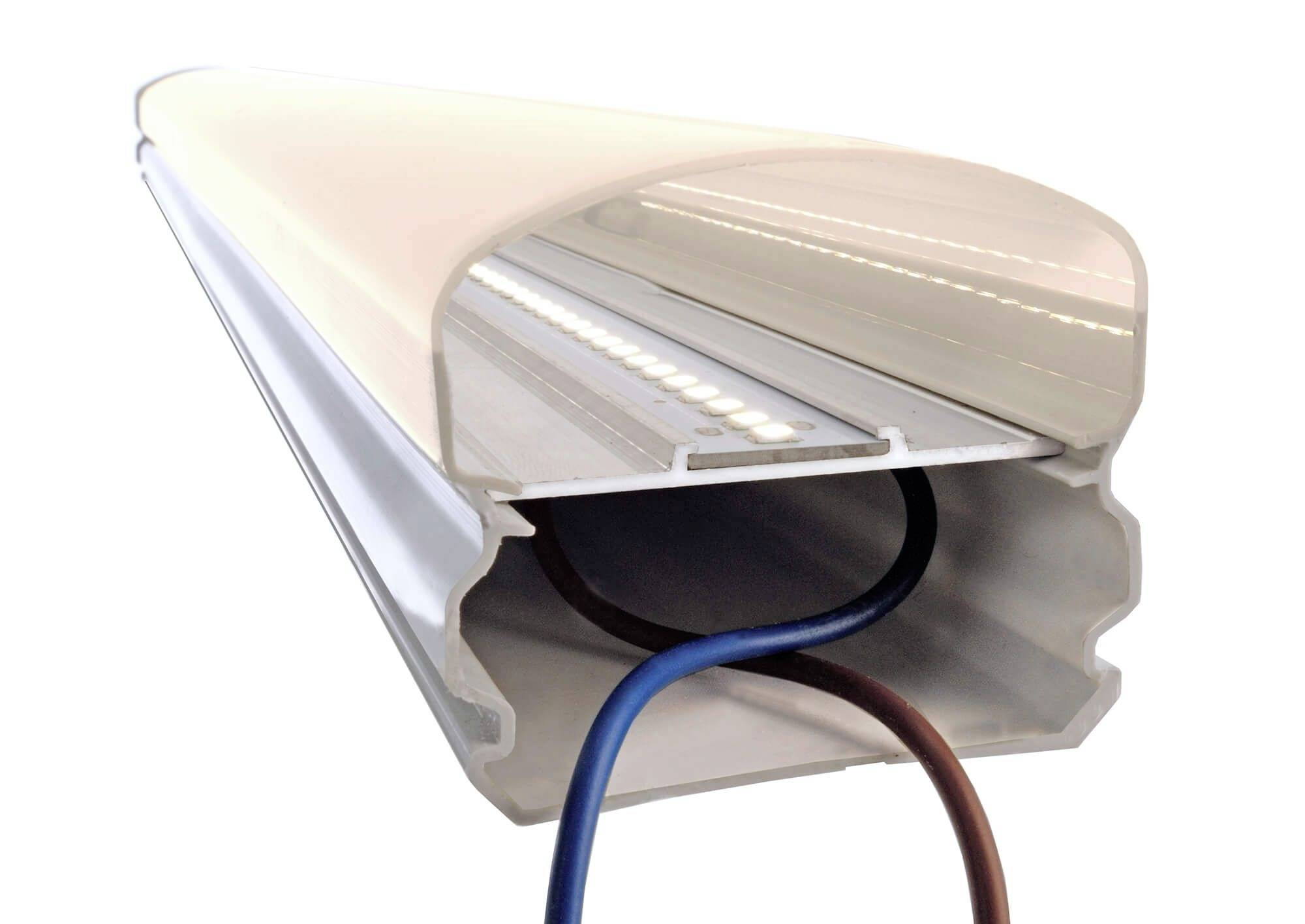 Nahaufnahme einer geöffneten LED-Leuchte, die die internen Drähte und die Lichtquelle zeigt. Geeignet für technische Beleuchtungsanwendungen.