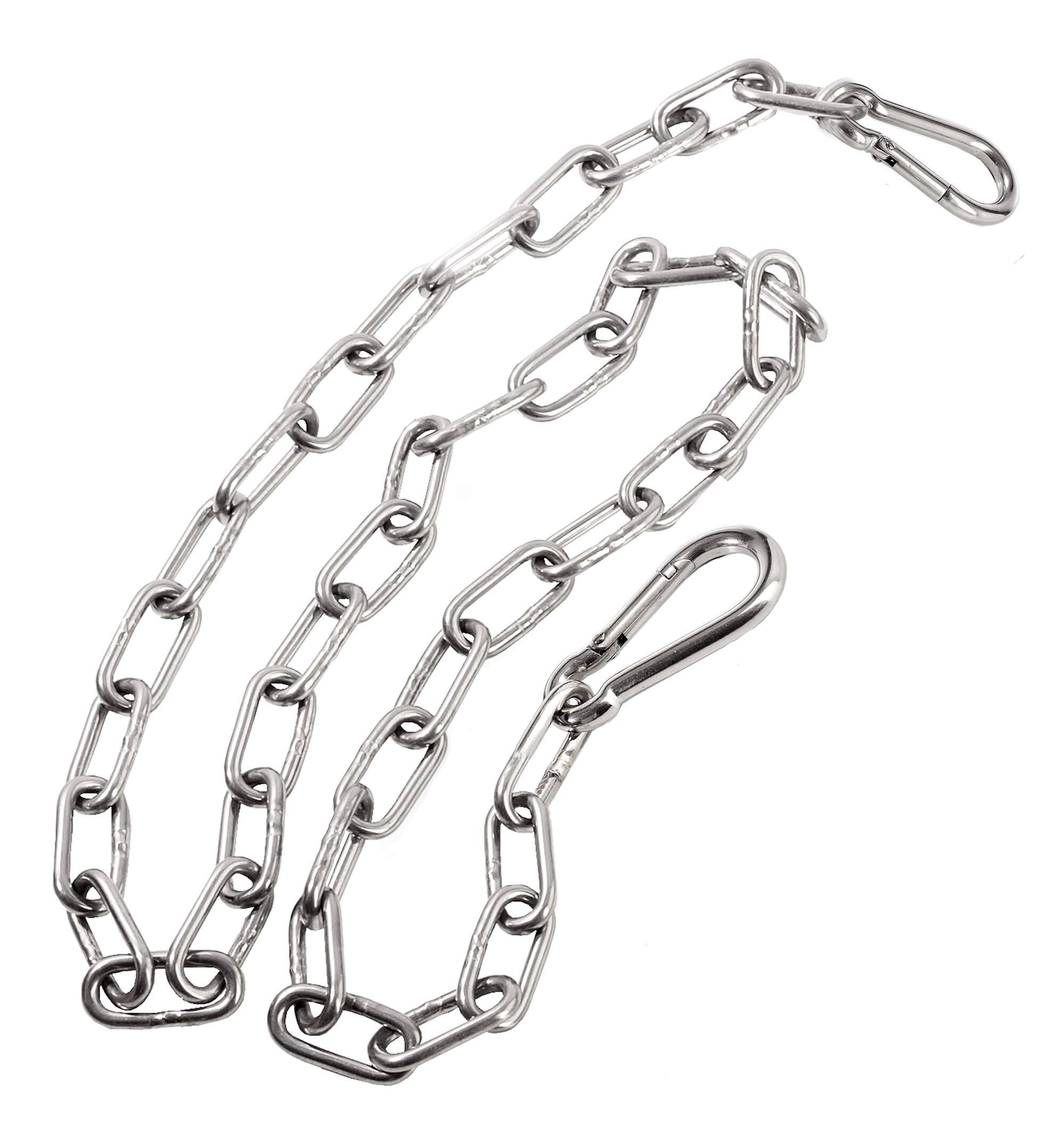 Eine silberne Metallkette mit zwei Karabinerhaken liegt in einer unregelmäßigen Anordnung auf einem weißen Hintergrund.