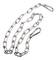 Eine silberne Metallkette mit zwei Karabinerhaken liegt in einer unregelmäßigen Anordnung auf einem weißen Hintergrund.