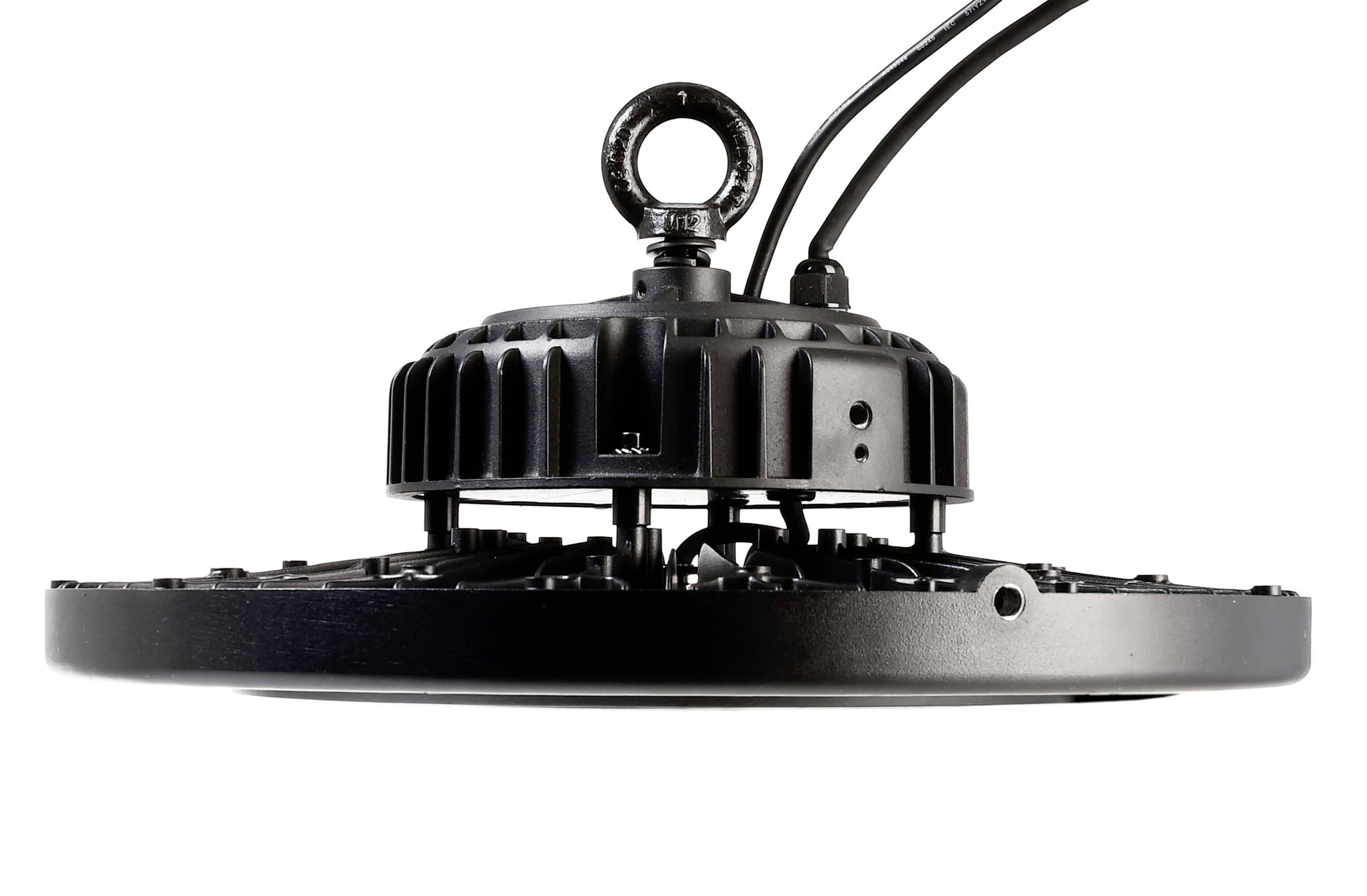 Industrieleuchte in Nahaufnahme, zeigt das schwarze, runde Gehäuse mit Kühlrippen und Stromkabel. Ideal für große Hallen geeignet.