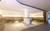 Heller Cafeteria-Raum mit hellen Holzmöbeln, modernen grauen Stühlen und minimalistischer Dekoration.