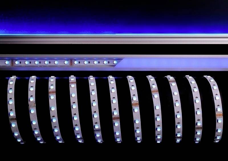 LED-Lichtstreifen in geschwungener Anordnung auf schwarzem Hintergrund, mit blauem Leuchten im oberen Bereich.
