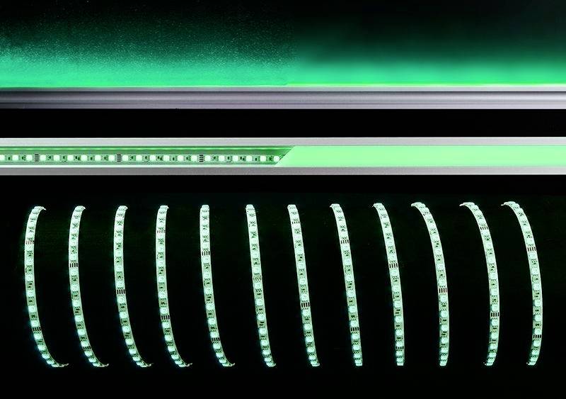 'LED-Lichtleisten in grünem Licht: eine Leiste leuchtet linear, andere sind in gebogenen Streifen darunter angeordnet.'