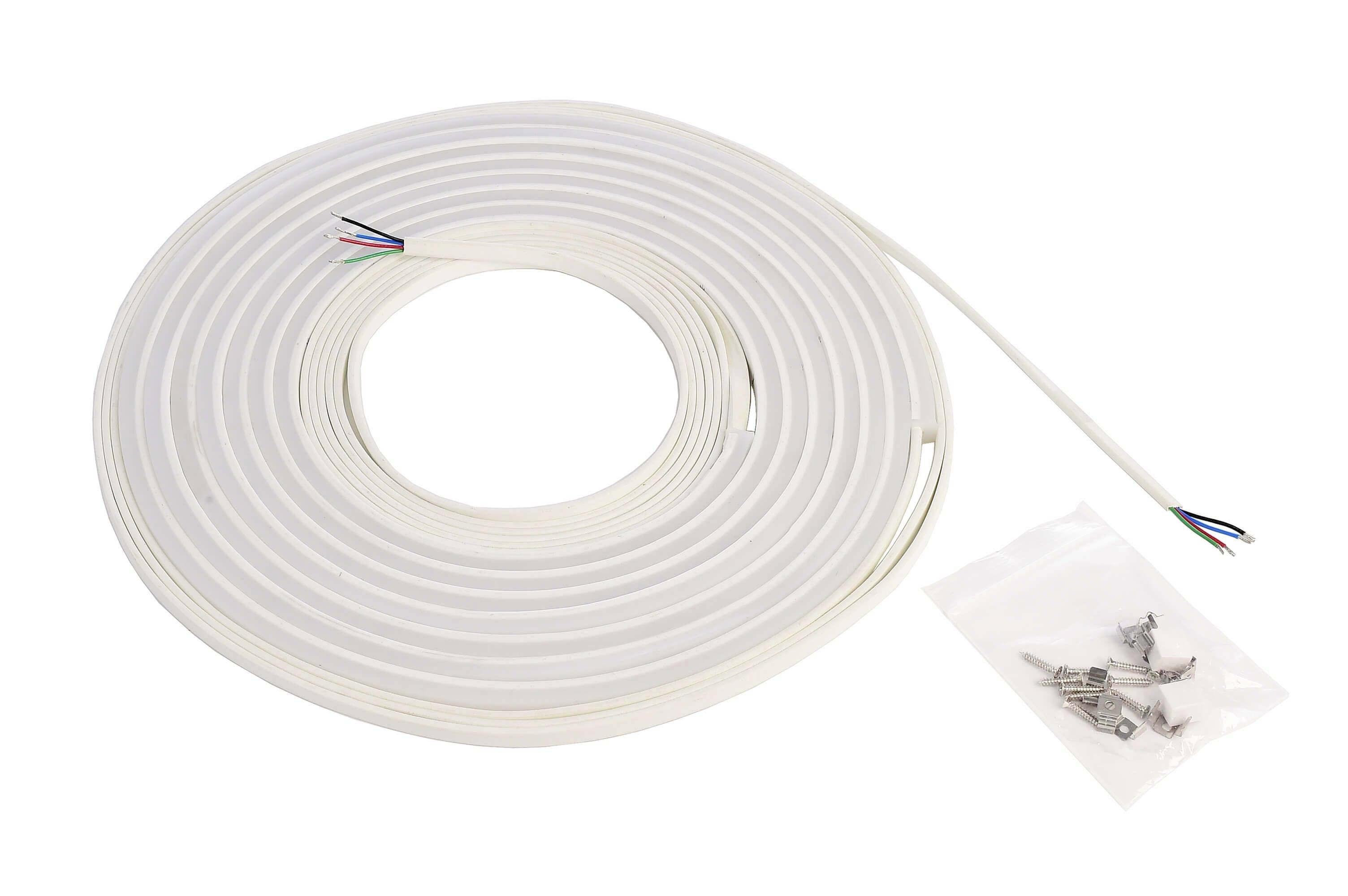 'Ein aufgerolltes weißes LED-Streifenlicht mit sichtbaren Drähten am Ende. Daneben liegt ein Beutel mit Befestigungsmaterial.'